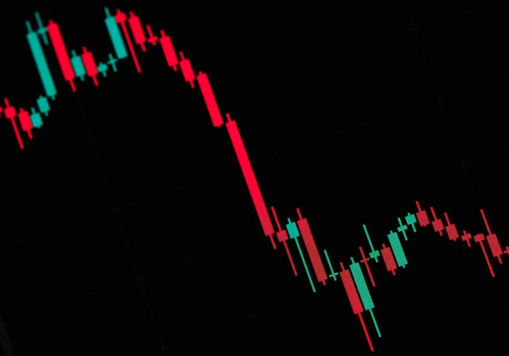 06 February 2025, Baden-Württemberg, Rottweil: A candlestick chart is opened in a trading platform on a smartphone. Photo: Silas Stein/dpa