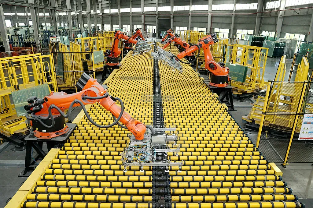 The mechanical hand sheet picking system automatically stacks glass on the float glass production line of Jiangsu Suhuada New Materials Co., LTD.