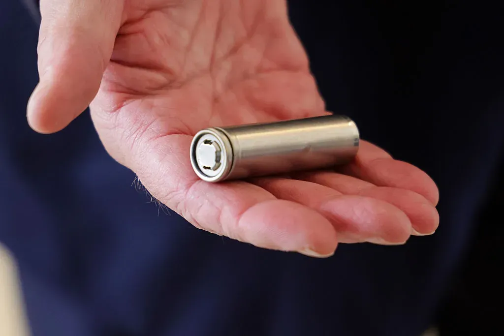 08 October 2025, Schleswig-Holstein, Kiel: Dan Cook, head of the US company Lyten, holds a battery in the Landtag.