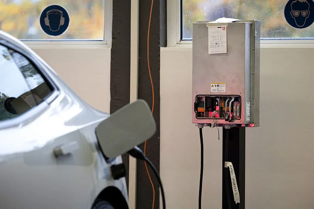 15 October 2025, Rhineland-Palatinate, Mainz: View of an open wallbox with a connected car in a hall from the company Ambibox.