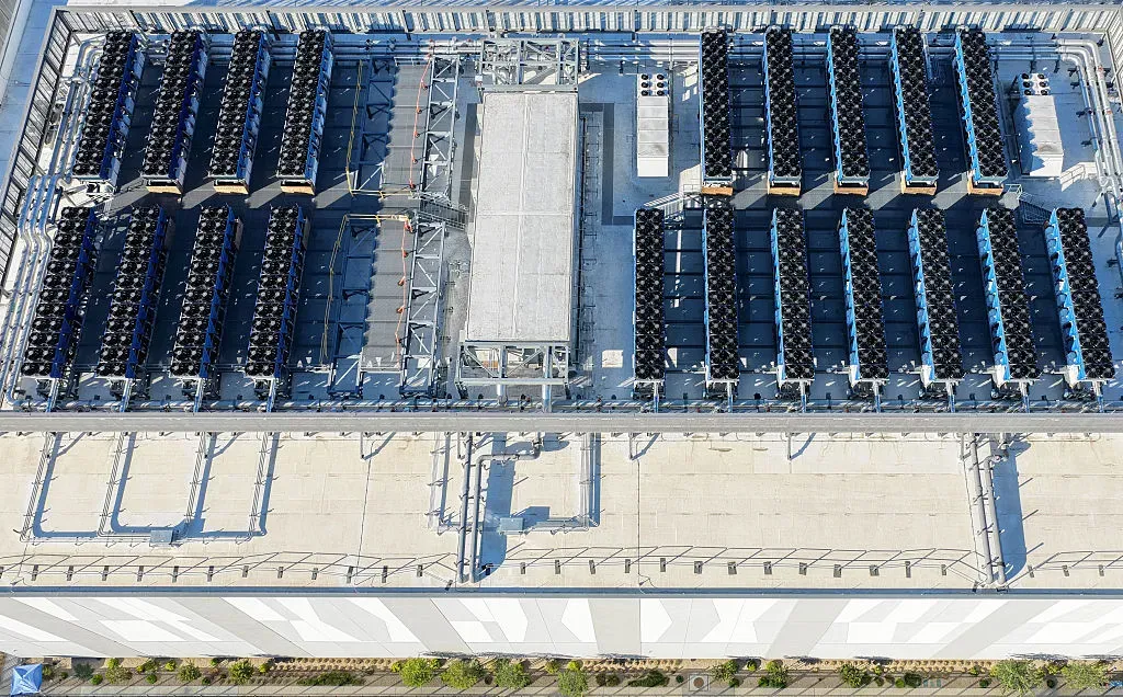 An aerial view of the roof of a 33 megawatt data center with closed-loop cooling system.