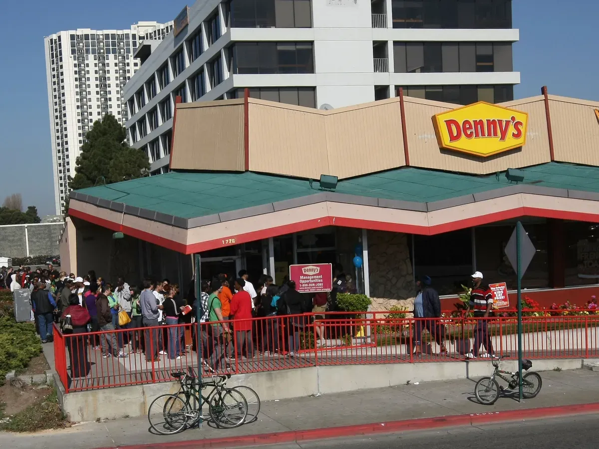Denny's customers wait in line to get a free breakfast in Emeryville, California. (Photo by Justin Sullivan/Getty Images)
