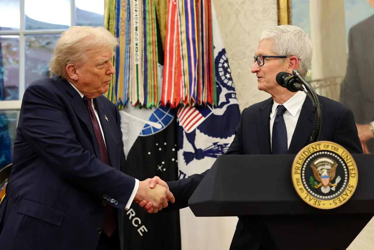 Apple CEO Tim Cook (R) shakes hands with U.S. President Donald Trump during an event in the Oval Office of the White House on August 6, 2025, in Washington, DC. (Photo by Win McNamee/Getty Images)