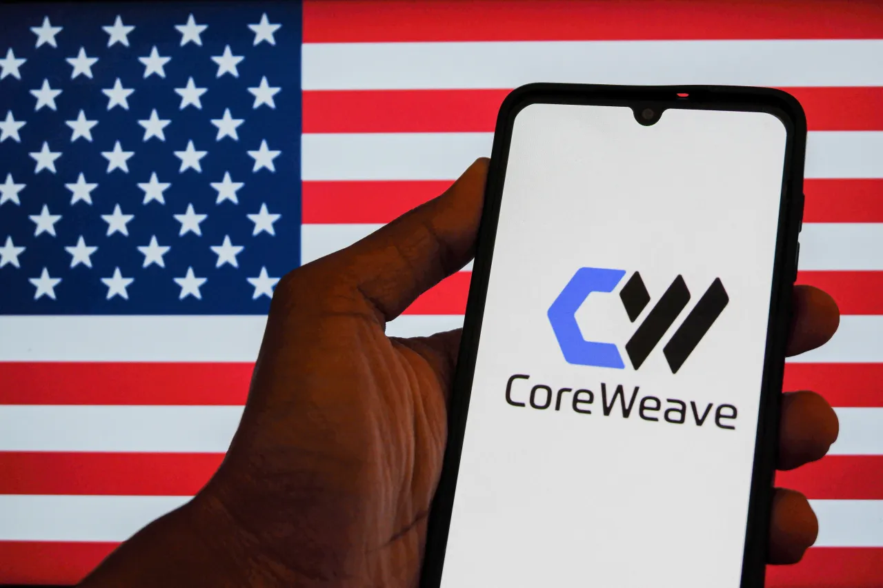 2025/07/18: In this photo illustration, the logo of CoreWeave, a U.S.-based AI cloud computing startup, is displayed on a smartphone screen. 