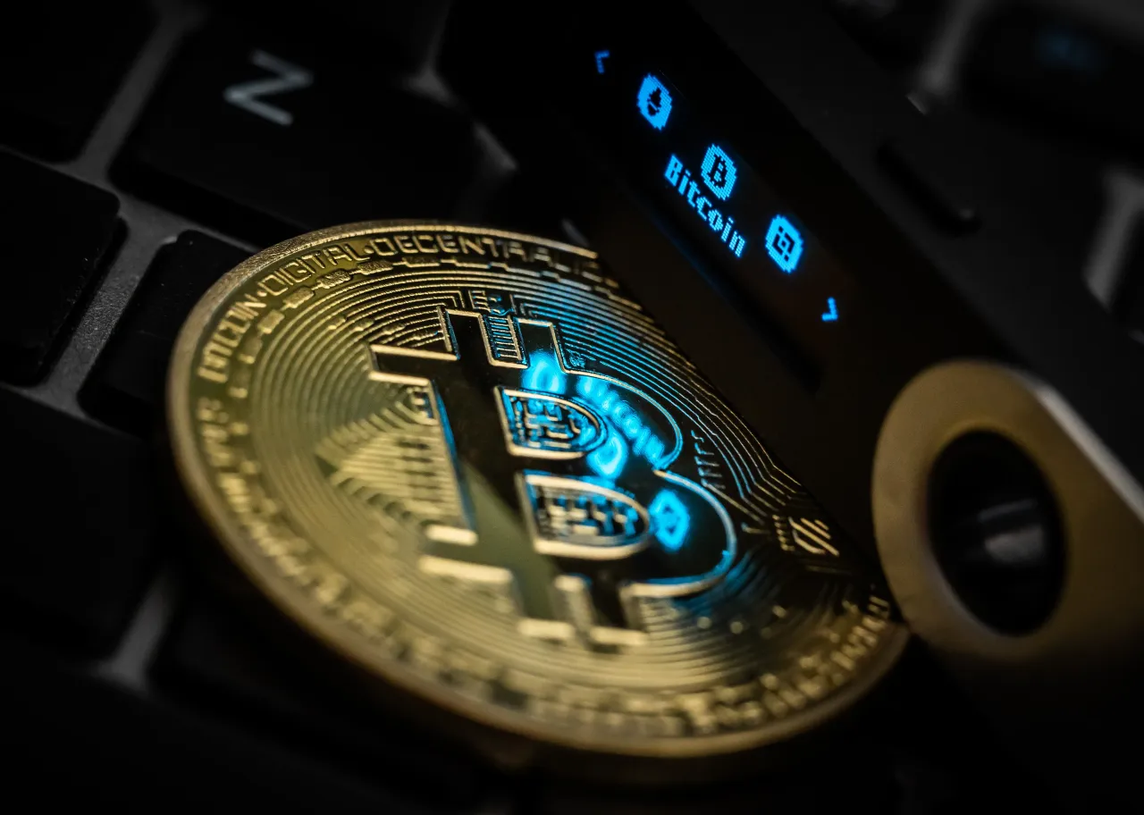 Baden-Wuerttemberg, Rottweil: The word Bitcoin can be seen on the display of a Ledger Nano S hardware wallet next to a symbolic "Bitcoin coin". Photo: Silas Stein/dpa (Photo by Silas Stein/picture alliance via Getty Images)