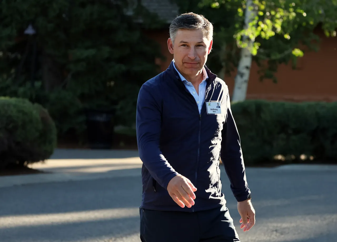 Anthony Noto, CEO of SoFi, walks to a morning session at the Allen & Company Sun Valley Conference on July 12, 2023 in Sun Valley, Idaho. Photo by Kevin Dietsch/Getty Images)
