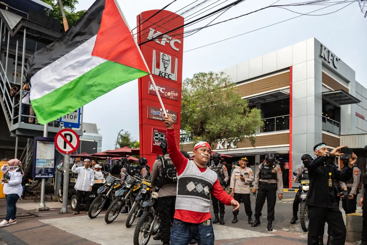 Indonesia protesters demand the closure of US fast-food chains because they are considered to support Israel, pictured on 17, 2023 in Surabaya, Indonesia. (Photo by Robertus Pudyanto/Getty Images)