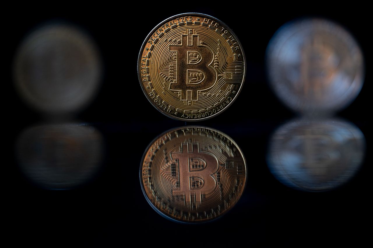 Bitcoin's Tightest Range Since September Has Analysts Split On Which Way It Breaks