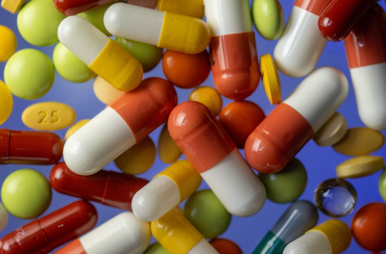 Various tablets, capsules and coated tablets lie on a table in Leipzig. Photo: Hendrik Schmidt/dpa (Photo by Hendrik Schmidt/picture alliance via Getty Images)