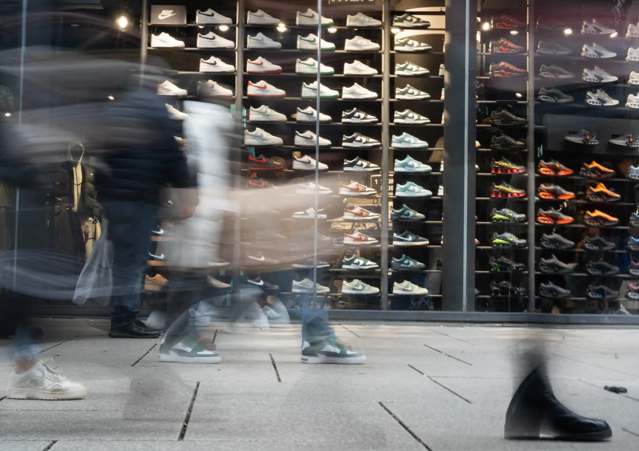 People walk past a shoe store on Frankfurt's Zeil shopping street. Photo: Etienne Dötsch/dpa (Photo by Etienne Dötsch/picture alliance via Getty Images)