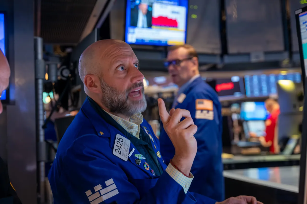 Traders work on the floor of the New York Stock Exchange (NYSE) on May 19, 2025, in New York City. Stocks were down sharply as traders react to Moody's downgrading the United States' credit rating. 