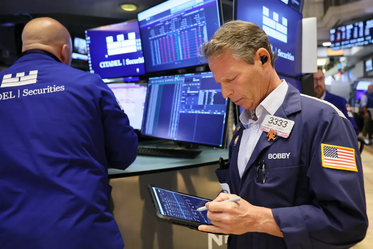 Traders the New York Stock Exchange floor on September 17, 2025. (Photo by Michael M. Santiago/Getty Images)