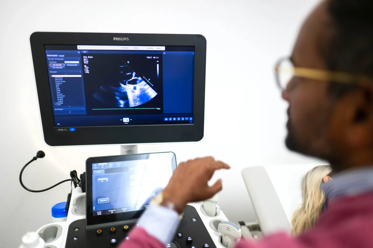 Lower Saxony, Heiligenrode: Doctor Umes Arunagirinathan at work in the Heiligenrode GP practice.