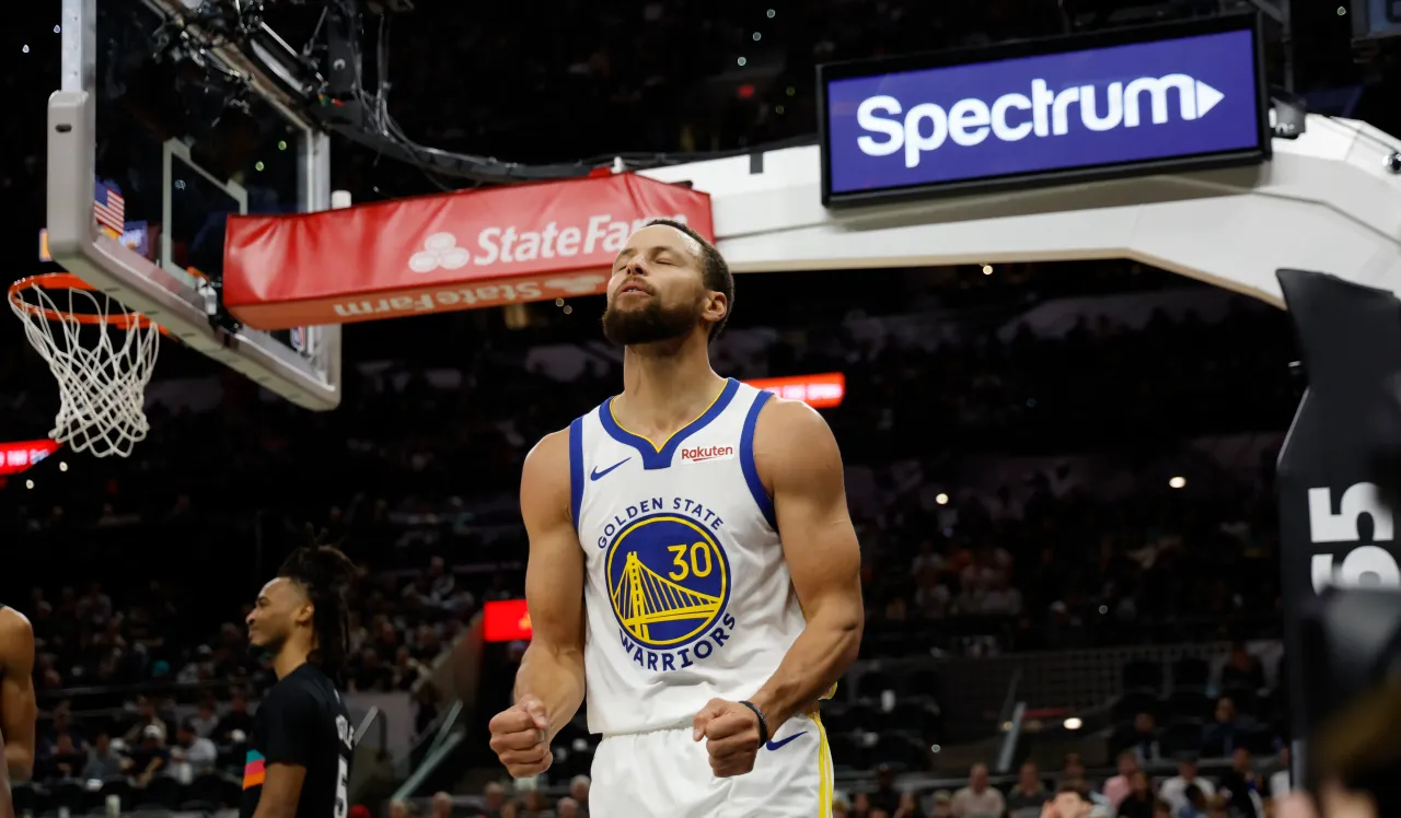 Stephen Curry during the Golden State Warriors vs. he San Antonio Spurs game on November 12, 2025. (Photo by Ronald Cortes/Getty Images)