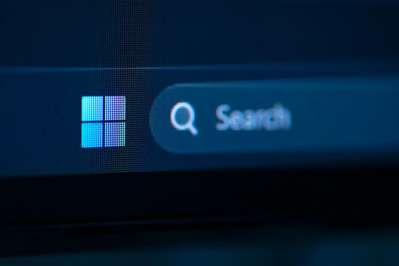 Close Up Windows 11 Search Bar and Start Menu Icon. (Source: Getty Images)