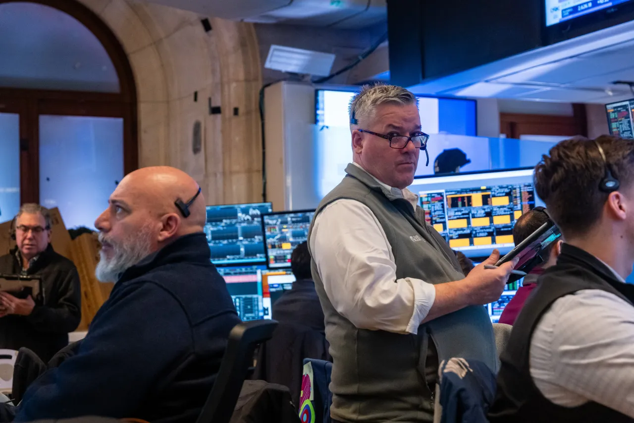 Traders work on the floor of the New York Stock Exchange (NYSE). (Photo by Spencer Platt/Getty Images)