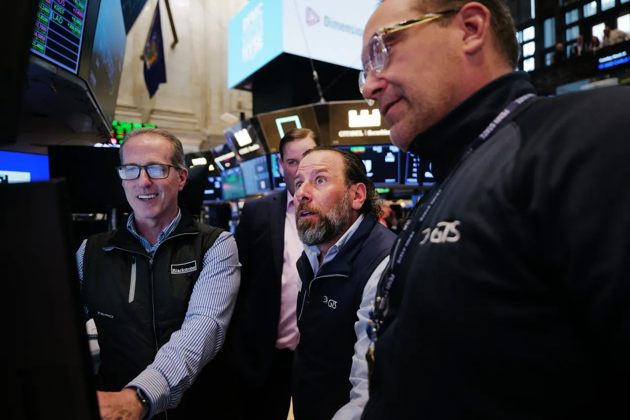 Traders work on the floor of the New York Stock Exchange (NYSE). (Photo by Spencer Platt/Getty Images)