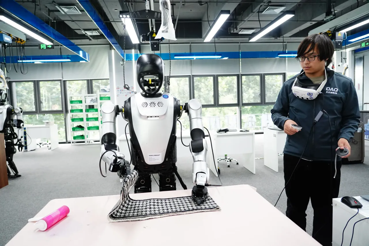 Travel professionals visit the Humanoid Robot Data Training Center during the Beijing Inbound Tourism Development Conference.