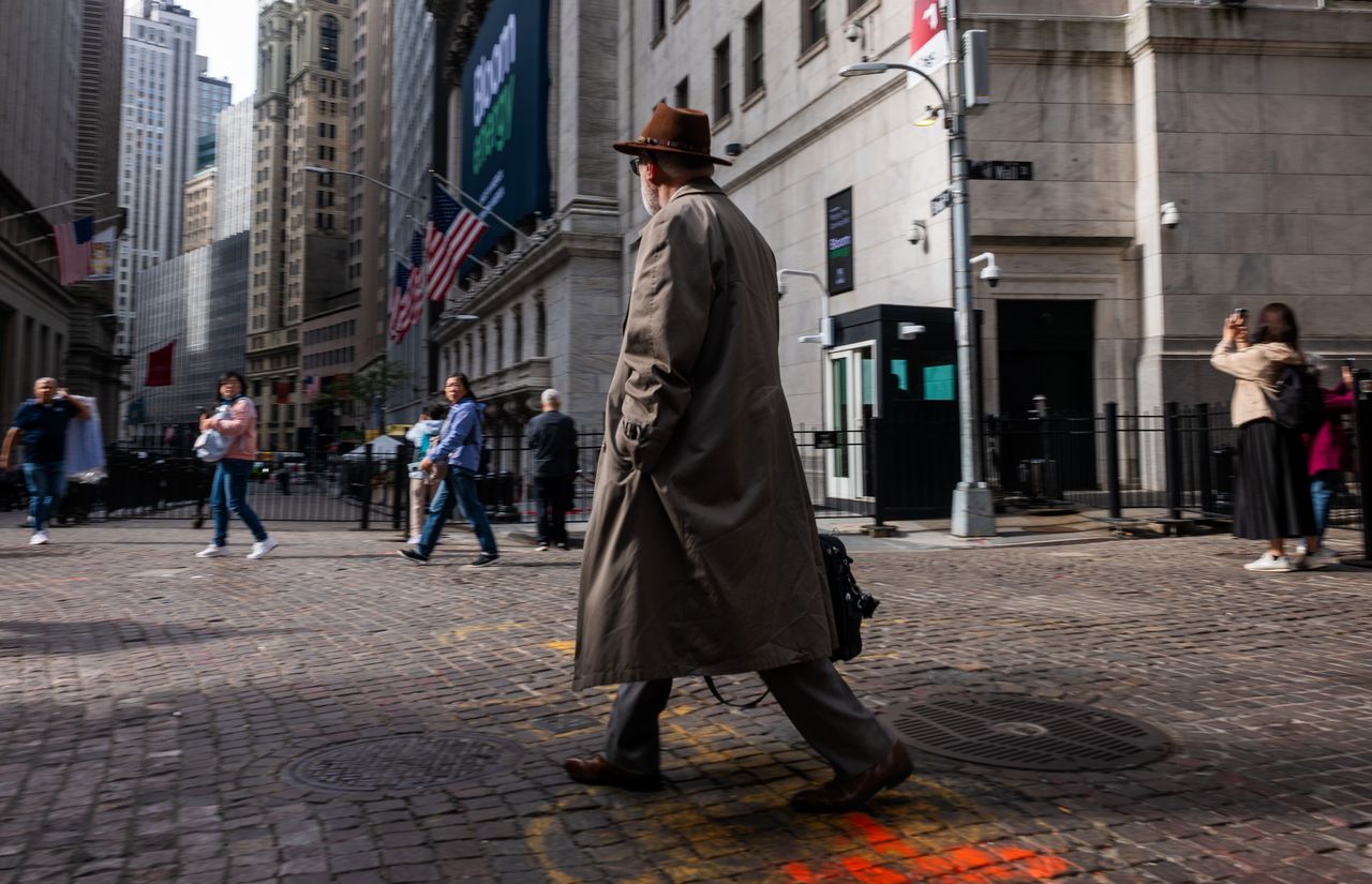 People walk along Wall Street by the New York Stock Exchange (NYSE) on September 29, 2026 in New York City. Stocks were down slightly in morning trading as high global fuel prices continue to be a drag on the economy. (Photo by Spencer Platt/Getty Images)