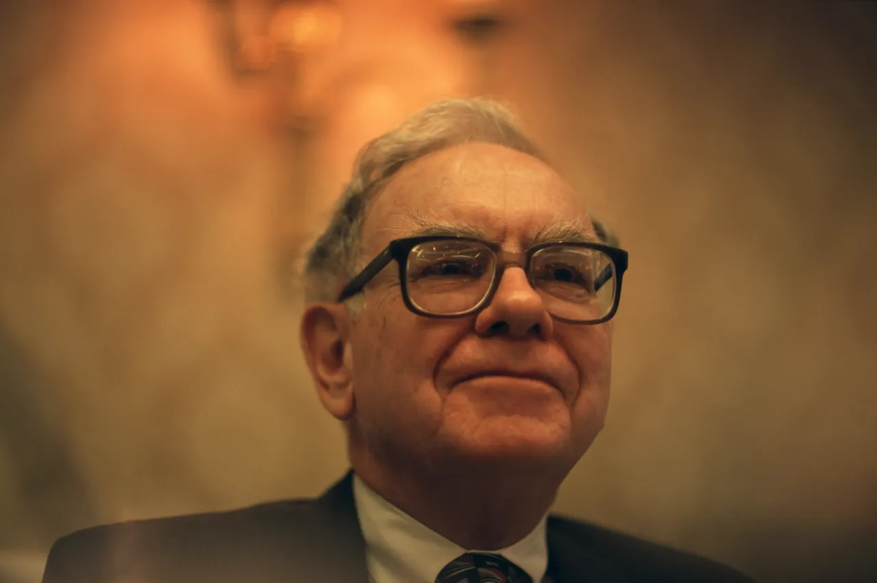 L'homme d'affaires Warren Buffett lors d'une conférence à Paris le 14 avril 1999, France. (Photo by Etienne DE MALGLAIVE/Gamma-Rapho via Getty Images)