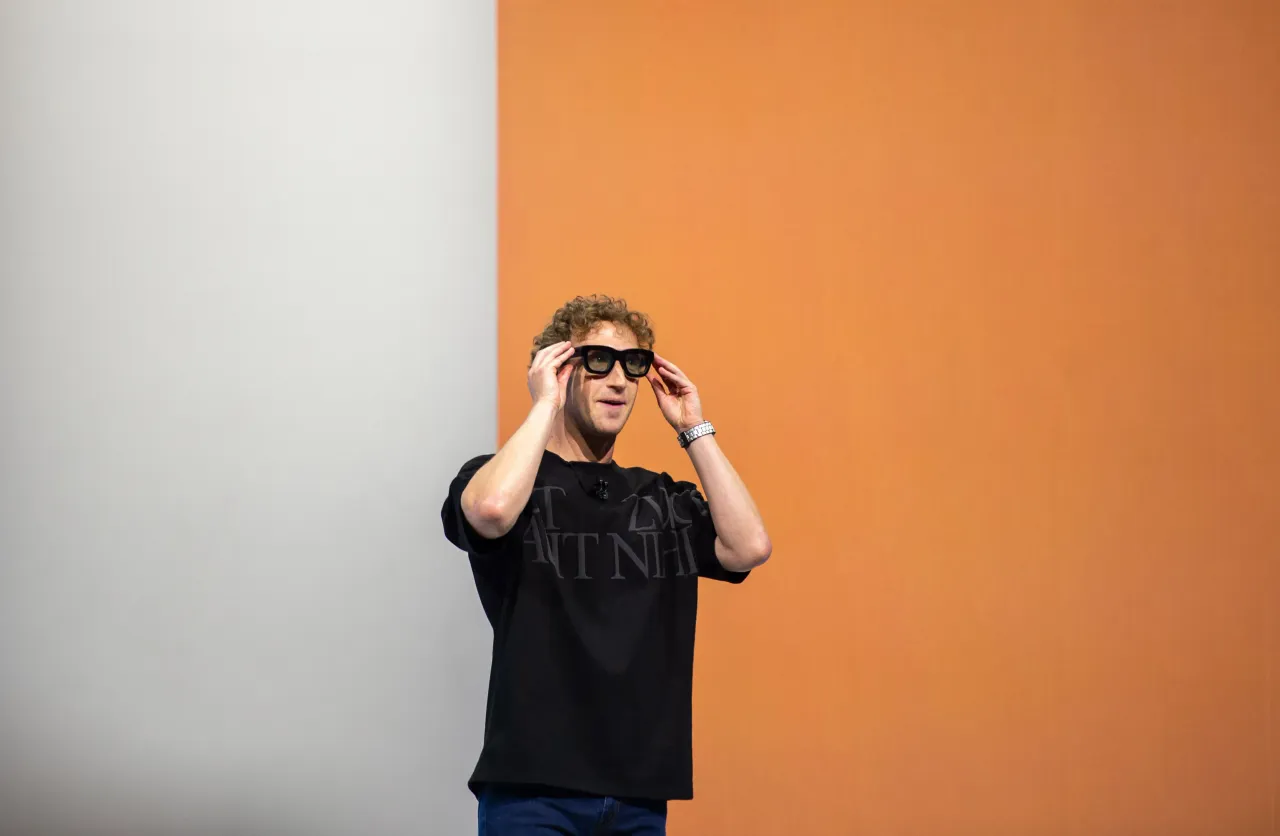 At the Meta Connect developer conference, Mark Zuckerberg, head of the Facebook group Meta, shows the prototype of computer glasses that can display digital objects in transparent lenses. 