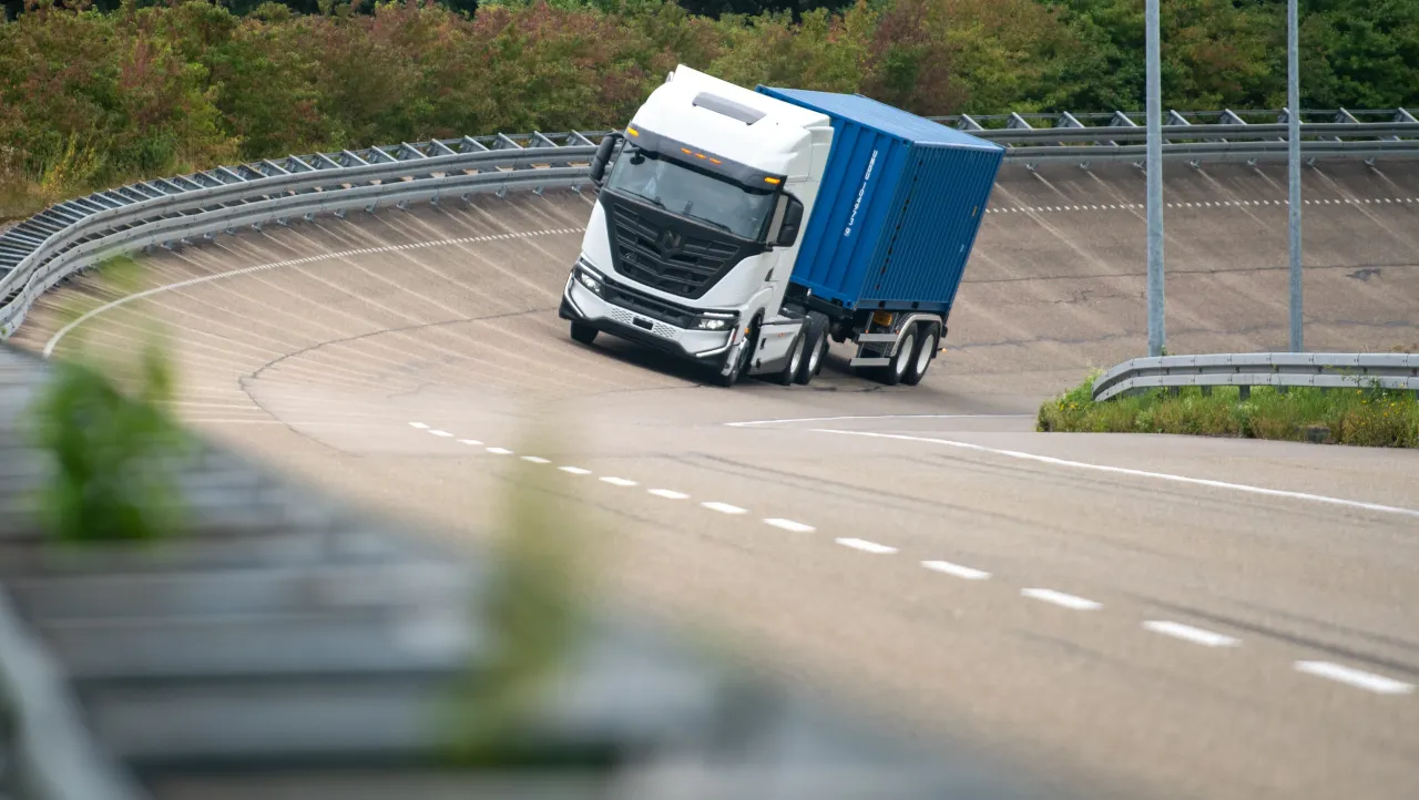 15 September 2021, Baden-Wuerttemberg, Ulm: A battery-powered Nikola truck exits a steep curve on the test track at Iveco's Donautal plant. 