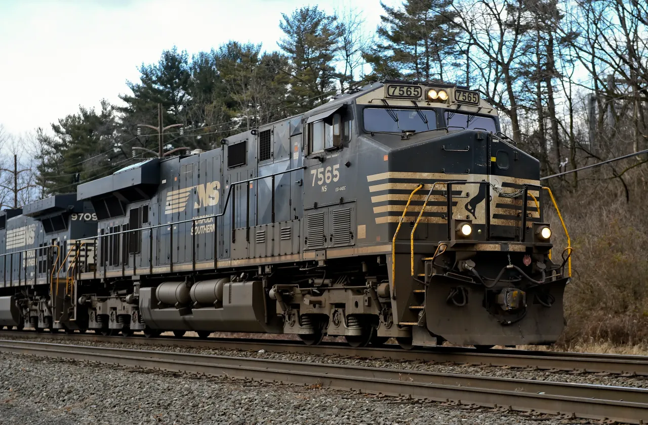 A Norfolk Southern freight train pulled by Locomotive 7565, a GE ES44DC Evolution Series diesel locomotive, travels East.
