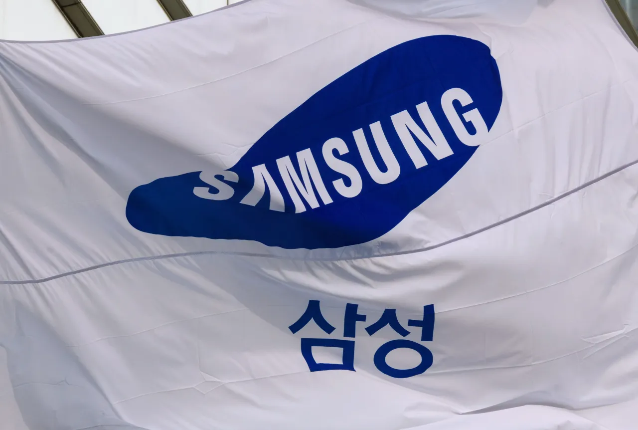  2024/04/30: A Samsung Group flag flutters in front of the company's Seocho building in Seoul. 