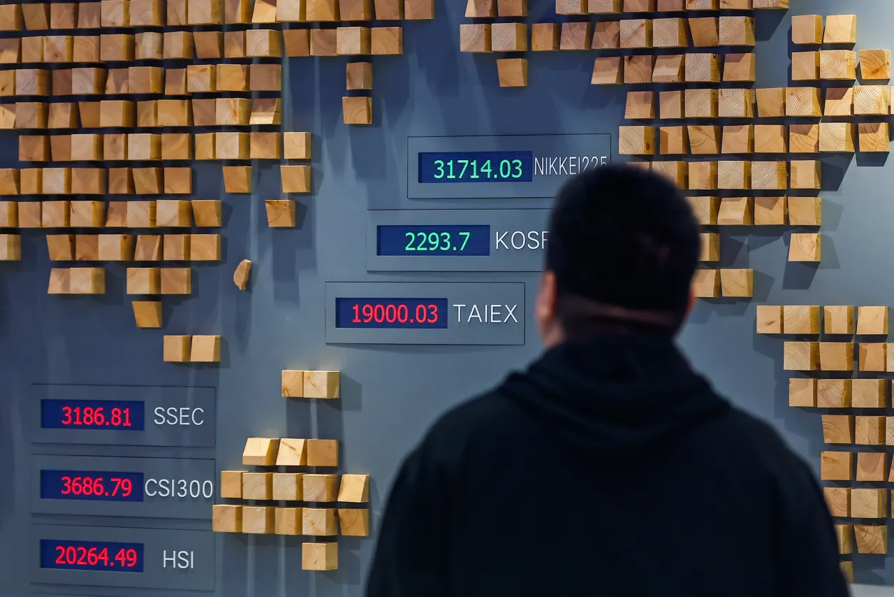  A man looks at digital boards show surging shares at the Taiwan Stock Exchange office, following U.S. President Donald Trump's decision to pause the global tariffs, in Taipei, Taiwan, on April 10, 2025. 