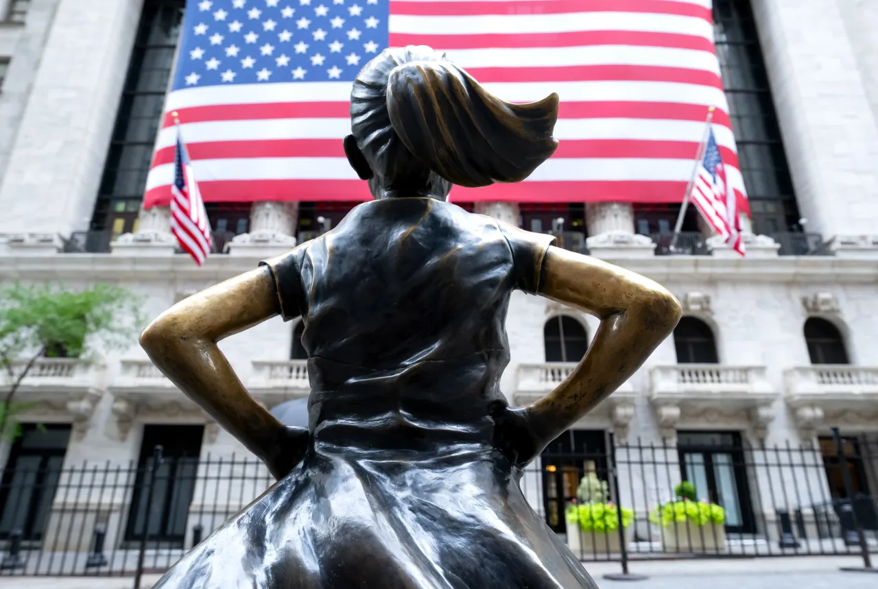 The sculpture "Fearless Girl" by Kristen Visbal is located at the New York Stock Exchange in Manhattan's financial district. Photo: Sven Hoppe/dpa (Photo by Sven Hoppe/picture alliance via Getty Images)