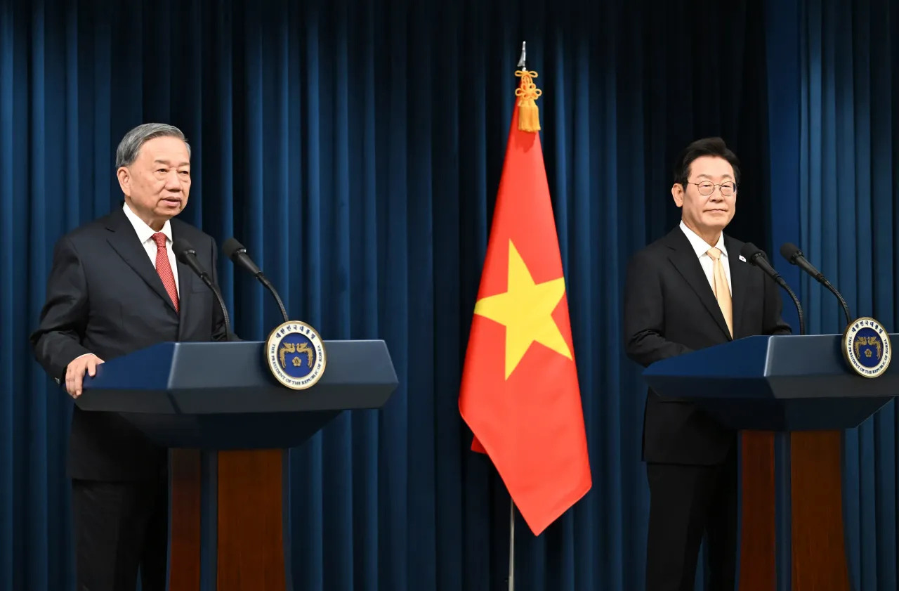 South Korean President Lee Jae Myung (R) attends with General Secretary of the Communist Party of Vietnam To Lam (L) during a joint statement at the presidential office. (Photo by Song Kyung-Seok - Pool/Getty Images)