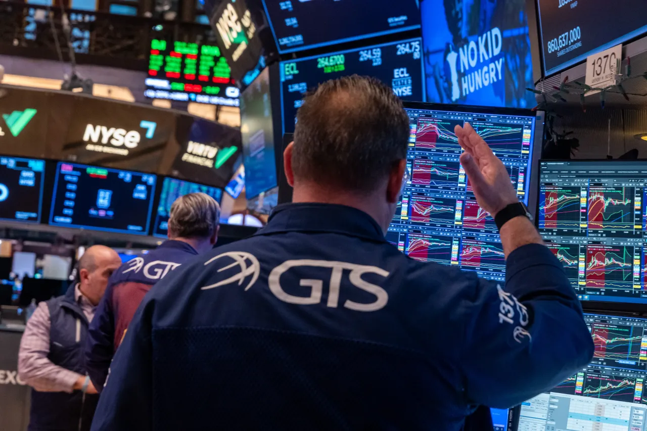 Traders work on the floor of the New York Stock Exchange (NYSE) on May 06, 2026 in New York City after the Dow briefly hit the 50,000 mark, closing up over 600 points. (Photo by Spencer Platt/Getty Images)