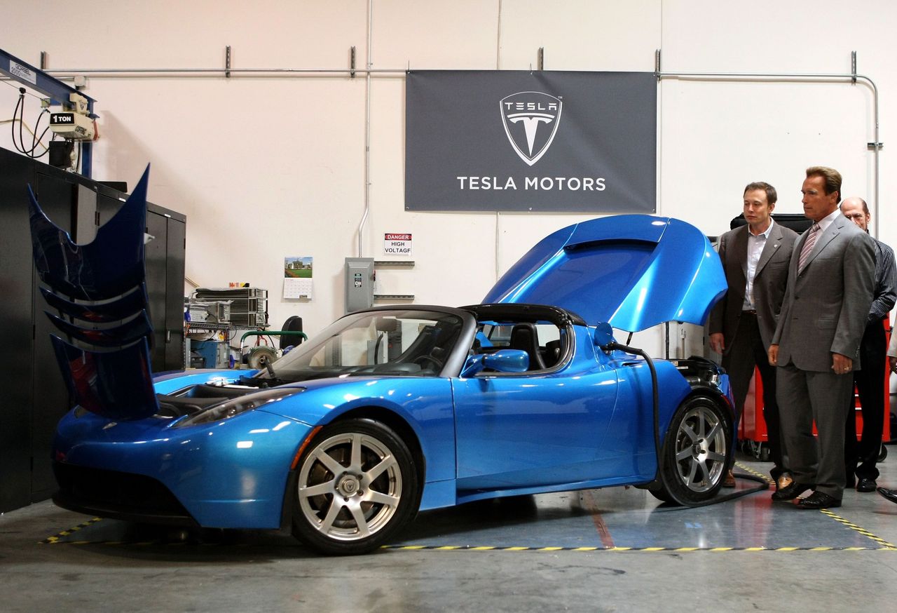 California governor Arnold Schwarzenegger (R) and Tesla Motors Product Architect and Engineer Elon Musk look at a Tesla Roadster before a news conference June 30, 2008 at Tesla Motors in San Carlos, California. (Photo by Justin Sullivan/Getty Images)