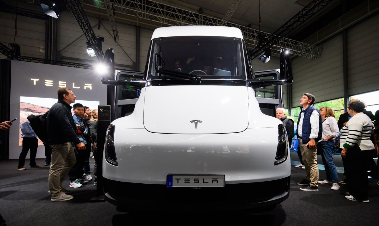 A Tesla Semi electric truck stands at the Tesla stand at the IAA Transportation trade fair in Hanover. Photo: Julian Stratenschulte/dpa (Photo by Julian Stratenschulte/picture alliance via Getty Images)