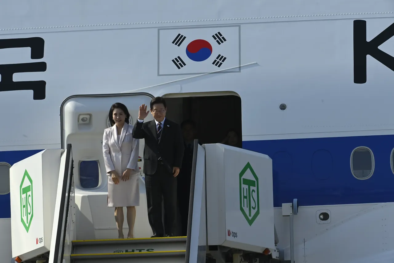 South Korean President Lee Jae-myung and his wife depart from Haneda Airport. (Photo by David Mareuil/Anadolu via Getty Images)