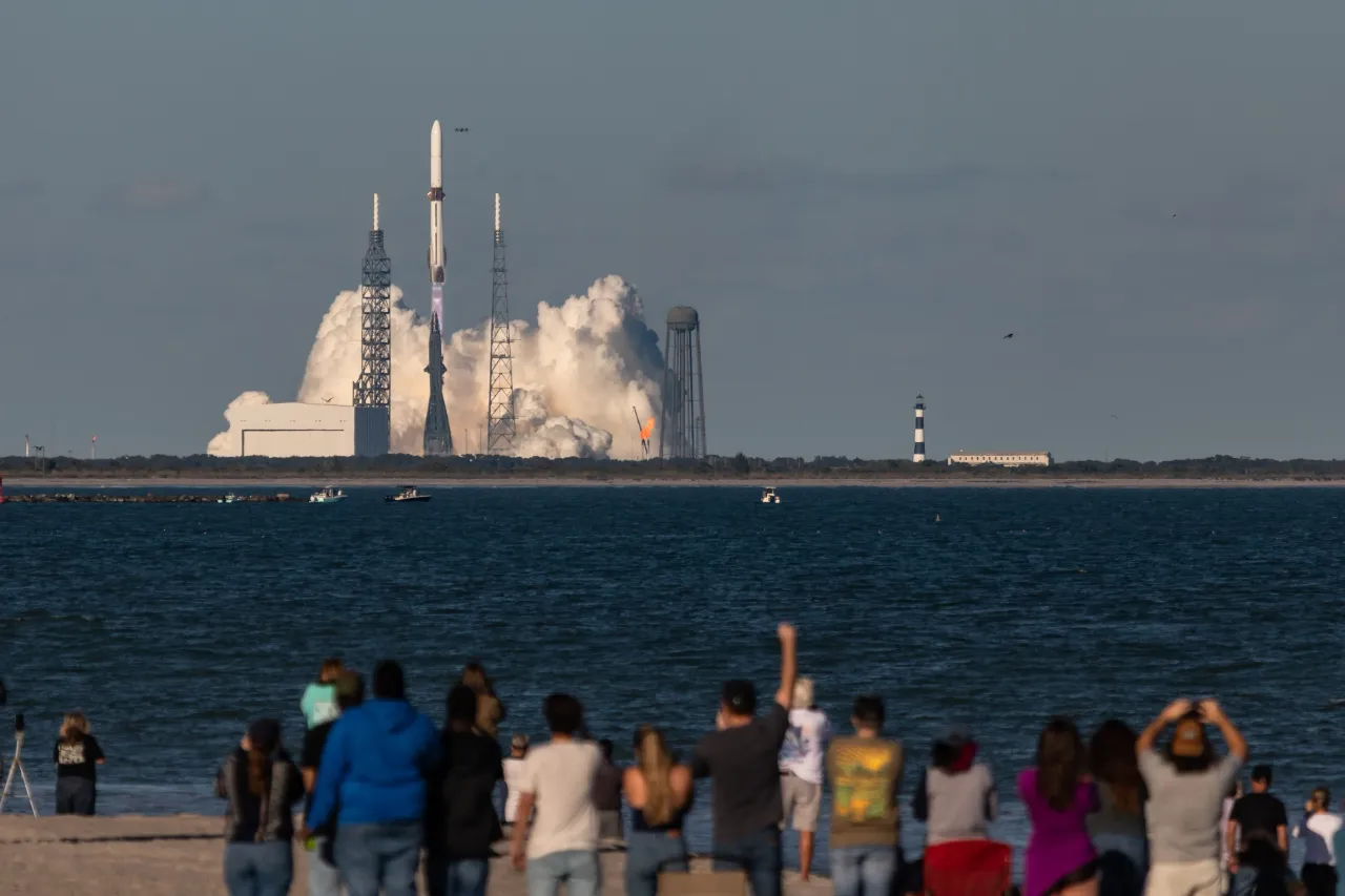 People at the beach in Cape Canaveral, United States, watch Blue Origin's New Glenn rocket liftoff from launch pad 36 at the Cape Canaveral Space Force Station. (Photo by Manuel Mazzanti/NurPhoto via Getty Images)