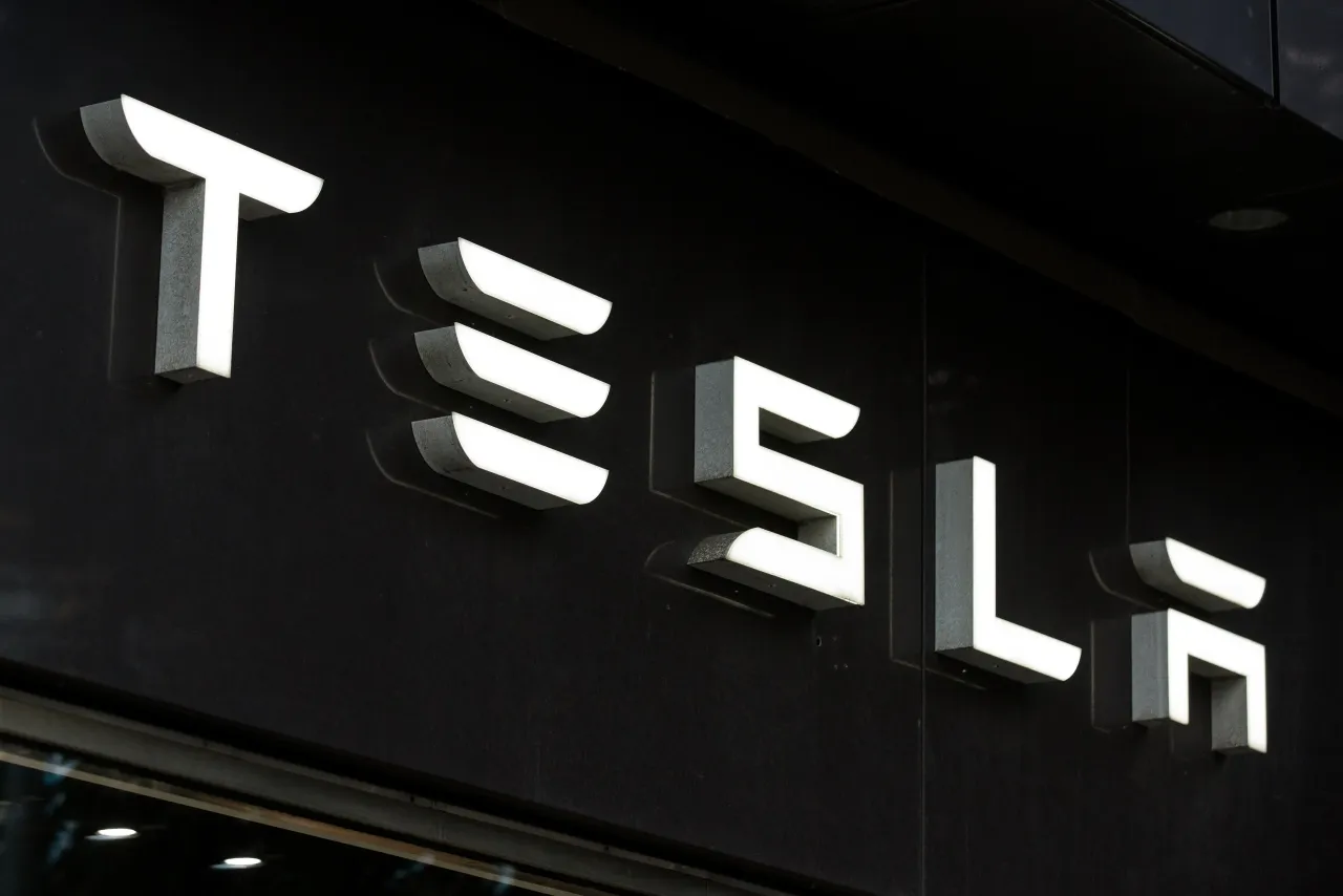 An American automotive and energy company that specialises in electric car manufacturing Tesla logo seen in Gothenburg. (Photo by Karol Serewis/SOPA Images/LightRocket via Getty Images)
