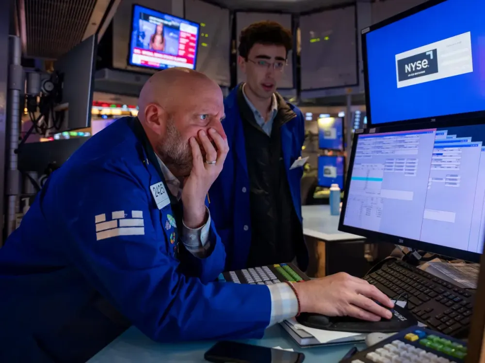 Traders work on the floor of the New York Stock Exchange (NYSE). (Photo by Spencer Platt/Getty Images)