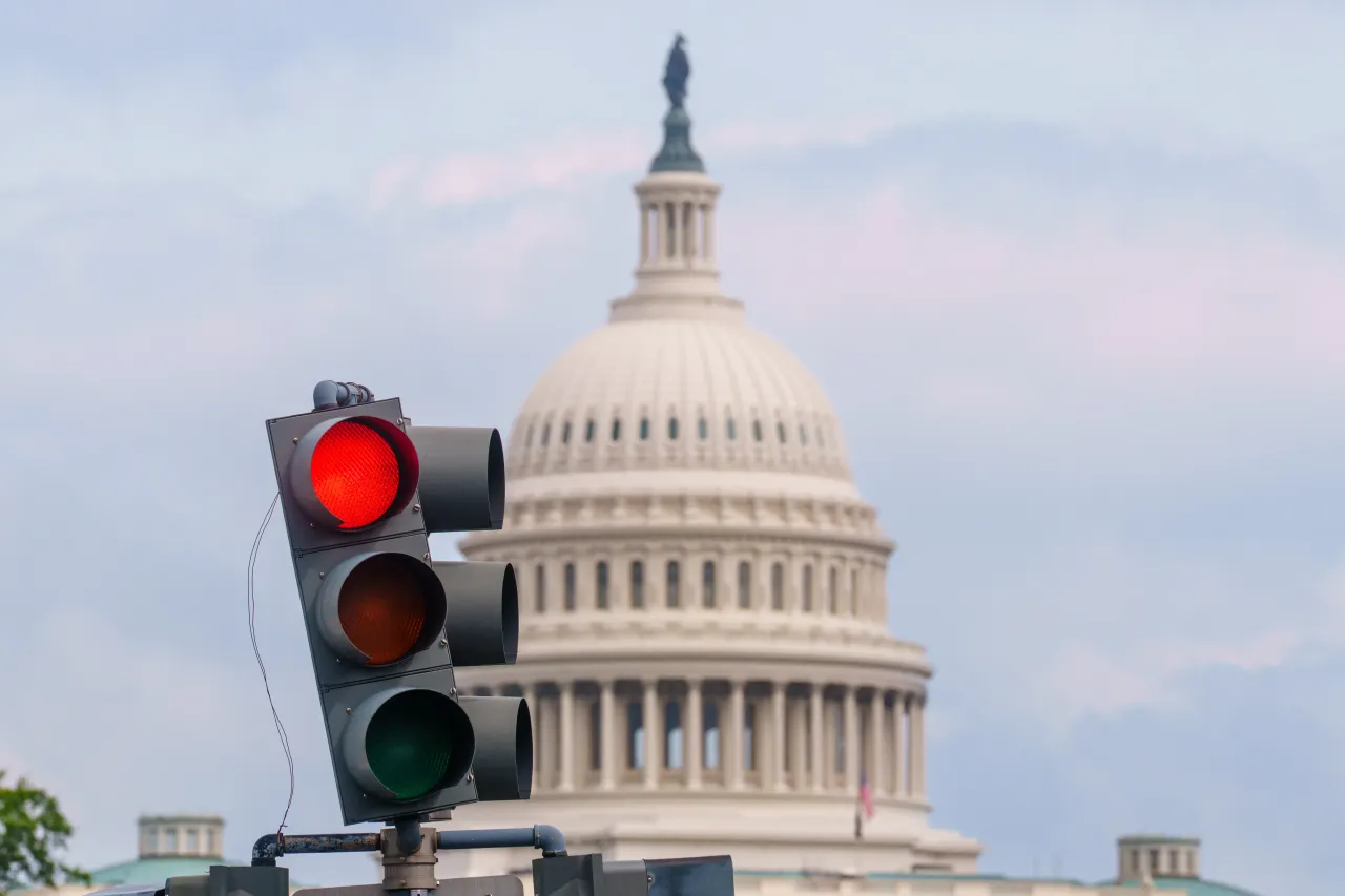  An off-kilter traffic light glows red along Pennsylvania Avenue with the U.S. Capitol Dome in the background on August 20, 2025, in Washington, DC. (Photo by J. David Ake/Getty Images)